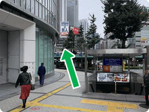 JR新宿駅方面に進みます。